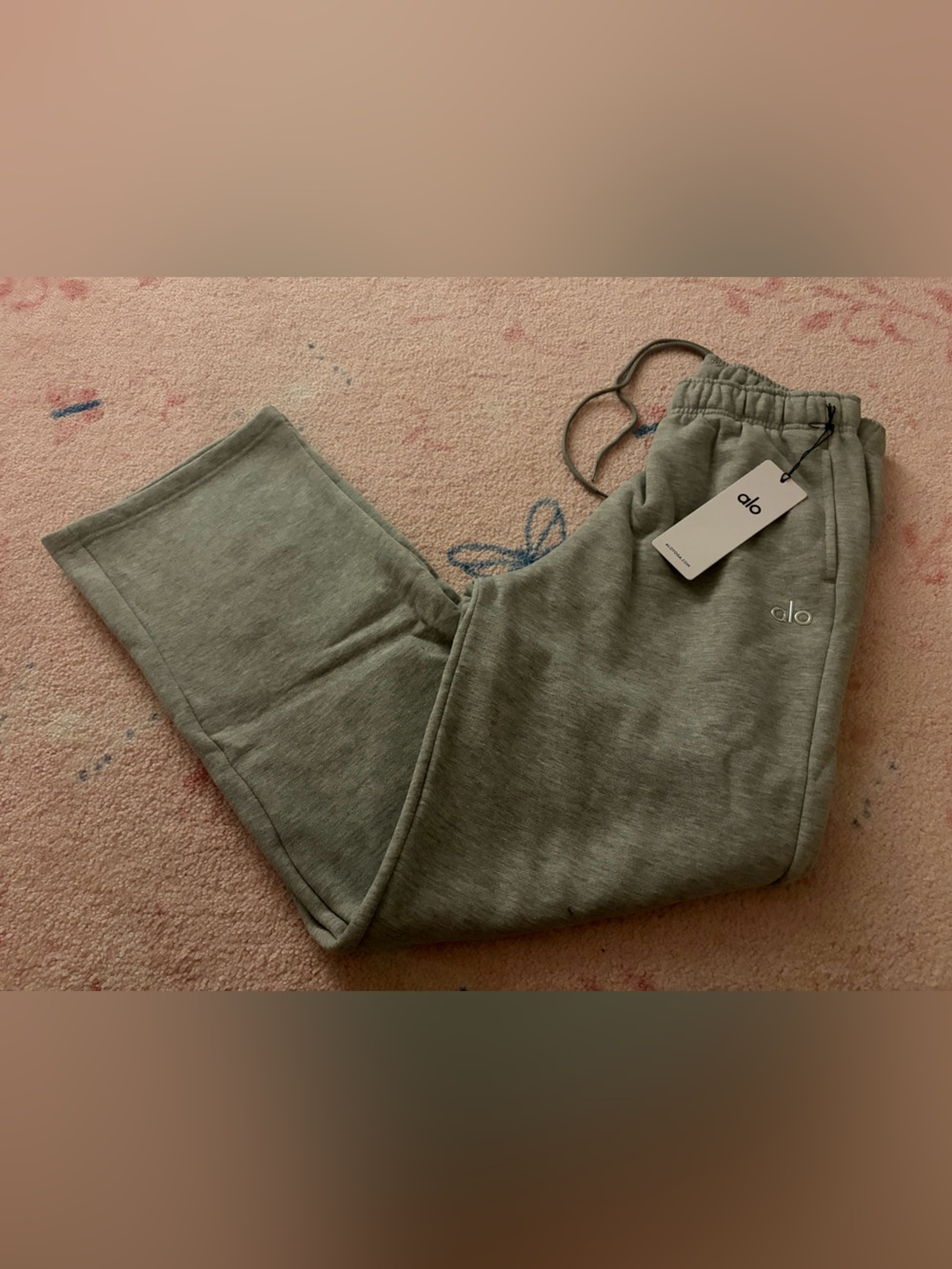 NWT Alo Yoga Heather Grey Pullover Hoodie & Wide Leg Sweatpants Matching Set - Picture 6 of 6
